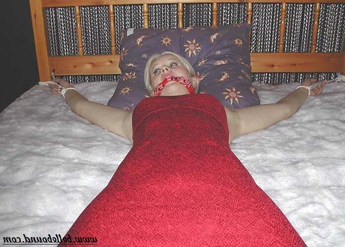 Kylie ligada à cama