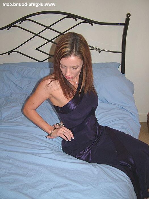 Clair amarrado em vestido roxo