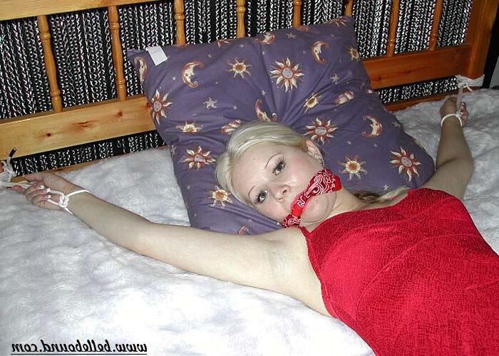 Kylie ligada à cama