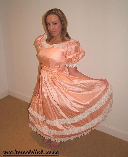 Chrissie amarrado em vestido rosa