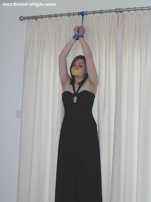 Katrina amarrada em vestido