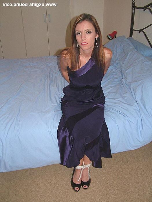 Clair amarrado em vestido roxo