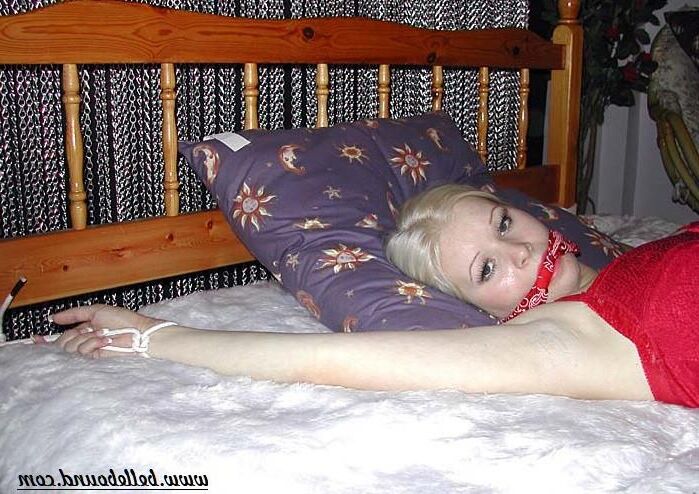 Kylie ligada à cama