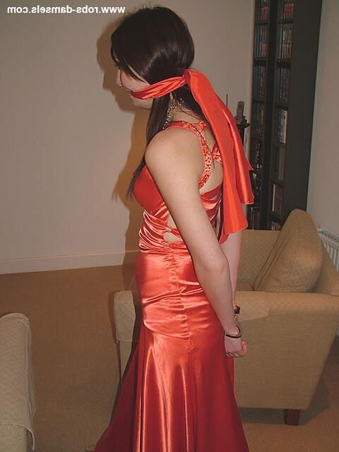 Manda marie amarrada em vestido de cetim laranja