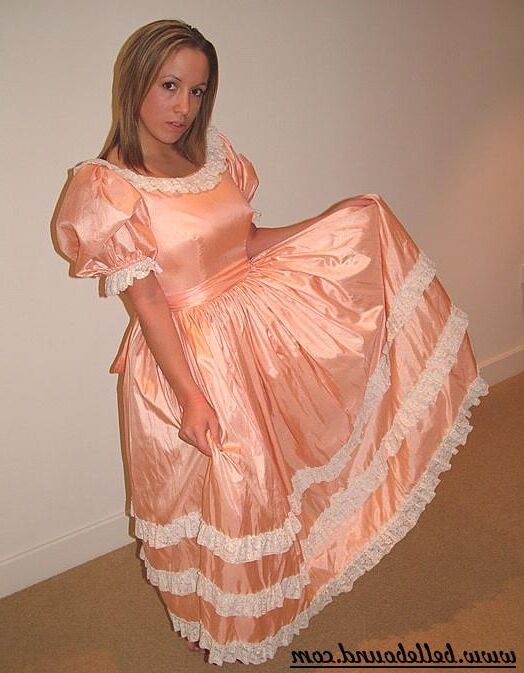 Chrissie amarrado em vestido rosa