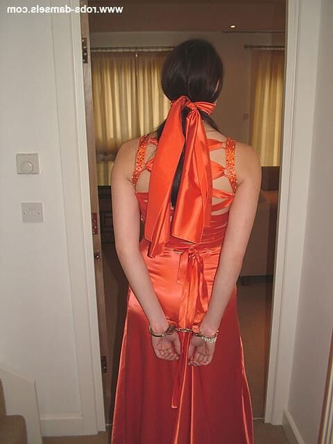 Manda marie amarrada em vestido de cetim laranja