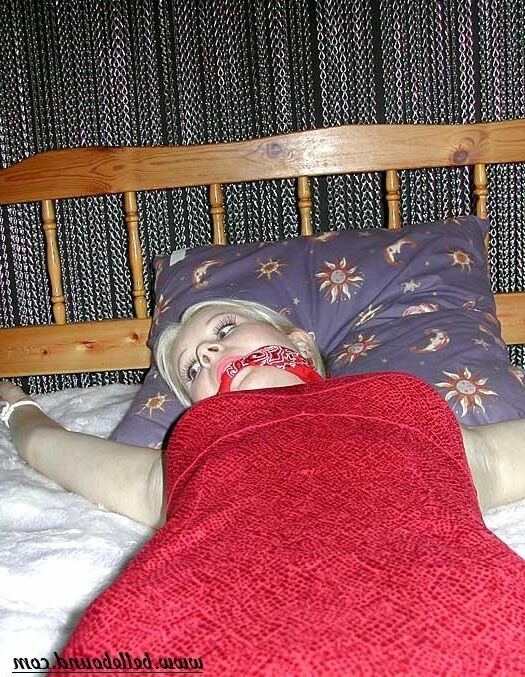 Kylie ligada à cama