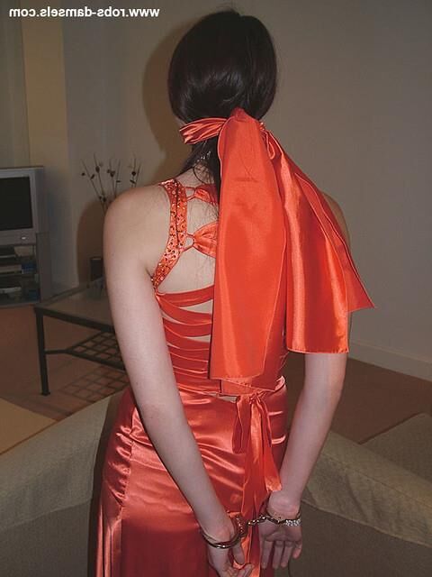 Manda marie amarrada em vestido de cetim laranja