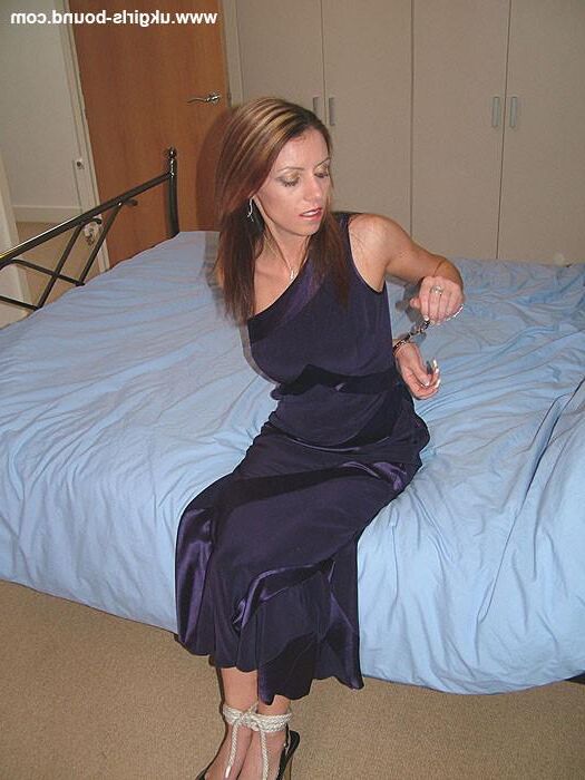 Clair amarrado em vestido roxo