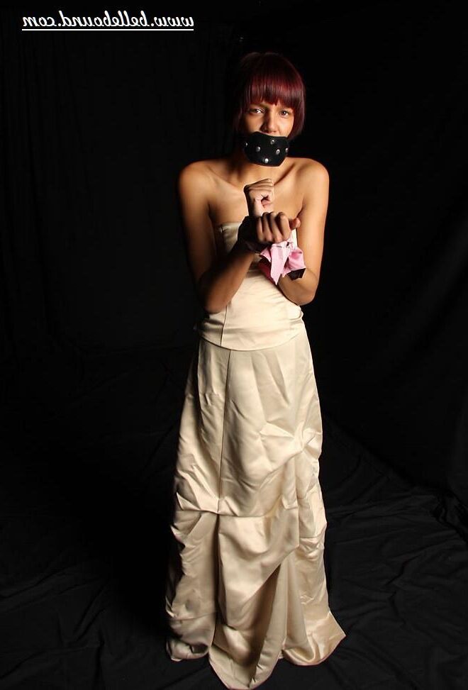 Chanti amarrado em vestido de marfim