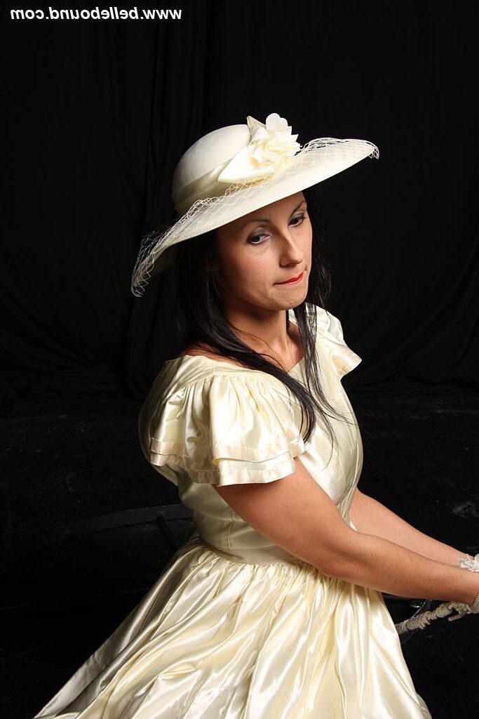 Duo amarrado em vestido de marfim