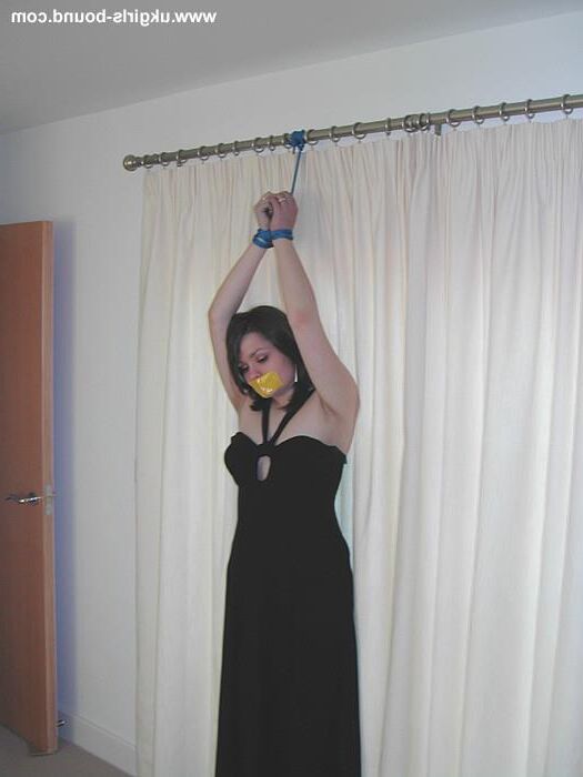 Katrina amarrada em vestido