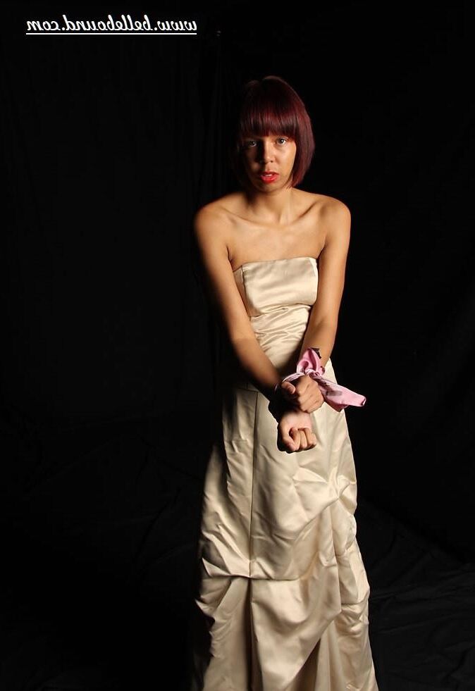 Chanti amarrado em vestido de marfim