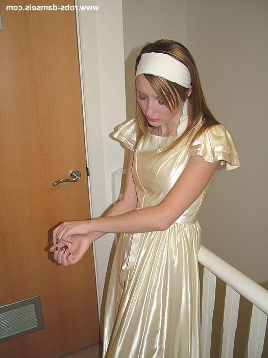 Sophia Smith encadernado em vestido