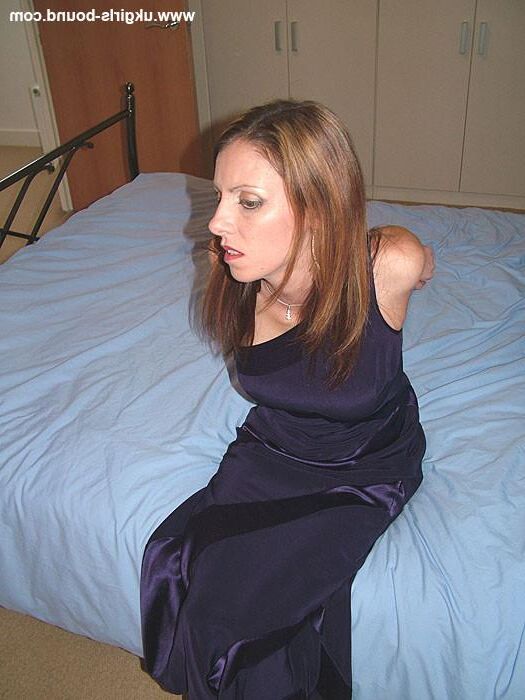 Clair amarrado em vestido roxo