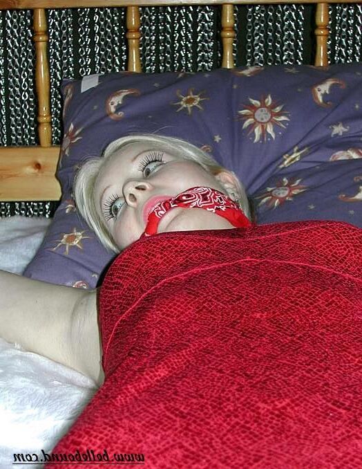 Kylie ligada à cama