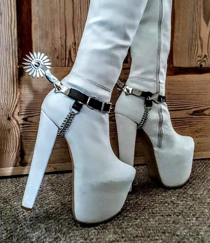 Estimulá -la em Spurs de Bondage