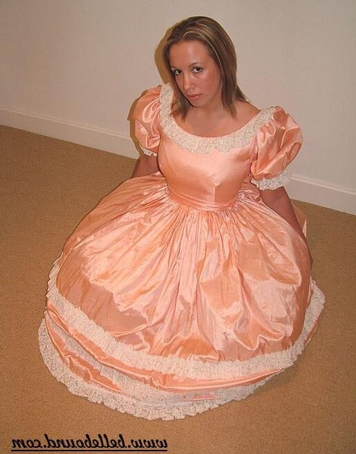 Chrissie amarrado em vestido rosa