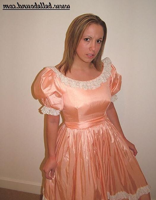 Chrissie amarrado em vestido rosa