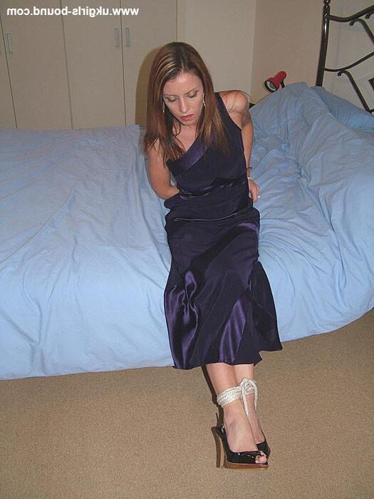 Clair amarrado em vestido roxo