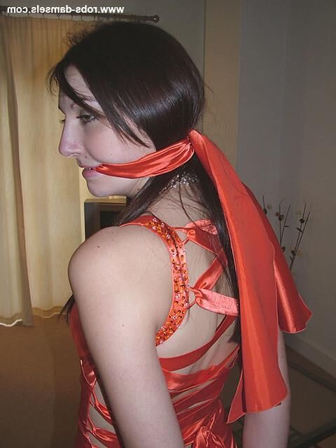Manda marie amarrada em vestido de cetim laranja
