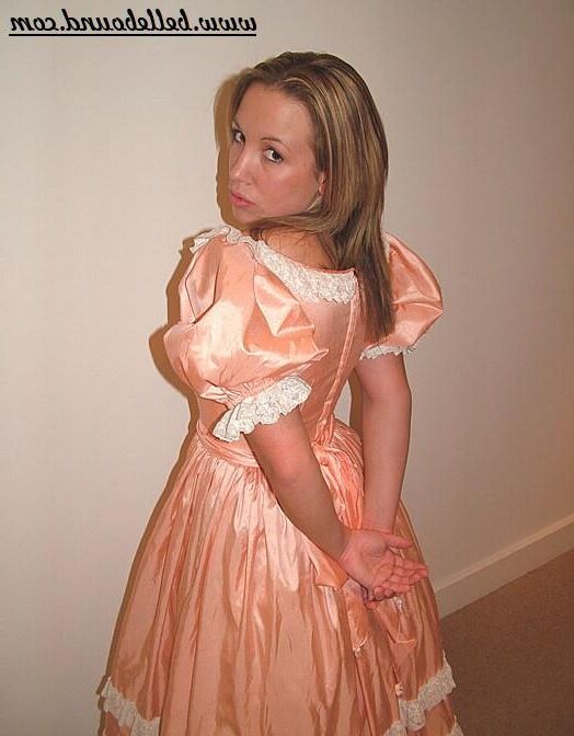 Chrissie amarrado em vestido rosa