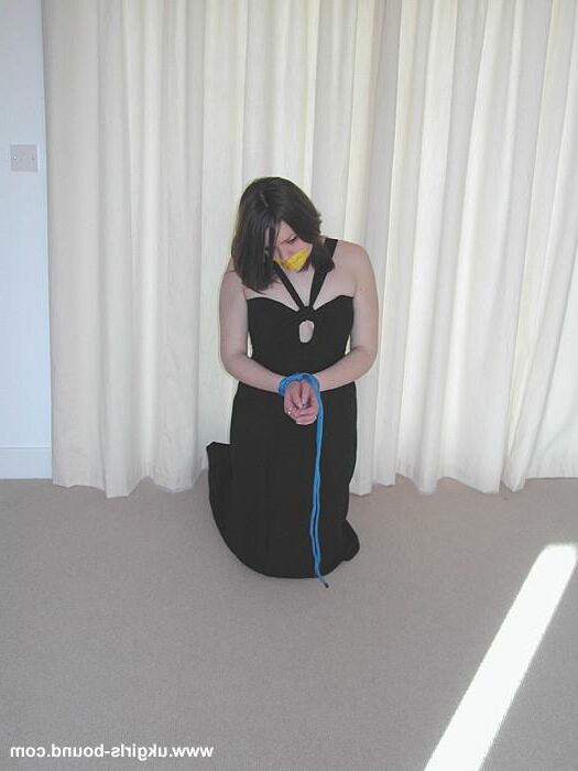 Katrina amarrada em vestido