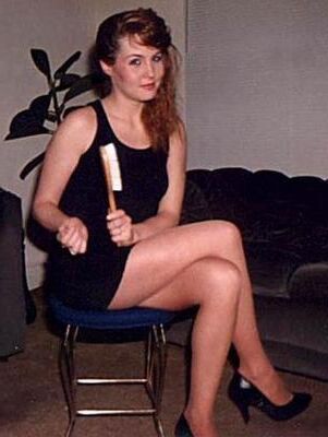 Maîtresse féminine avec brosse à cheveux
