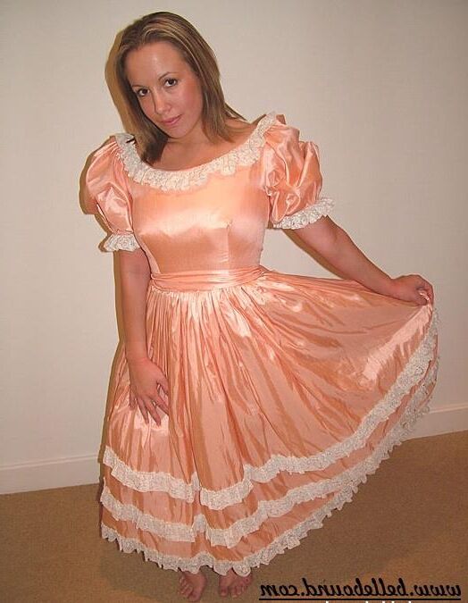 Chrissie amarrado em vestido rosa