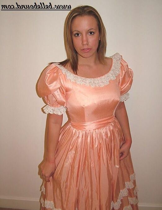 Chrissie amarrado em vestido rosa
