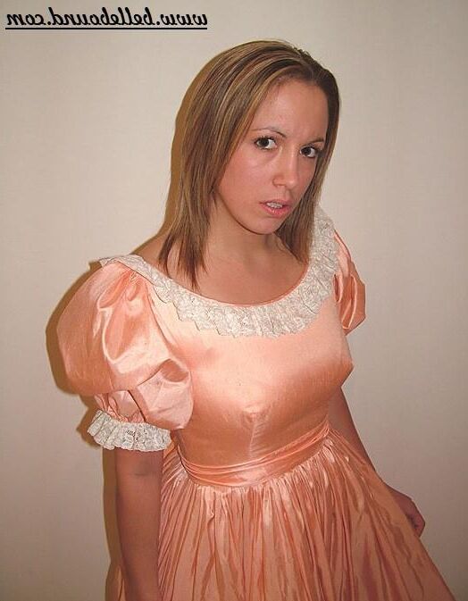 Chrissie amarrado em vestido rosa