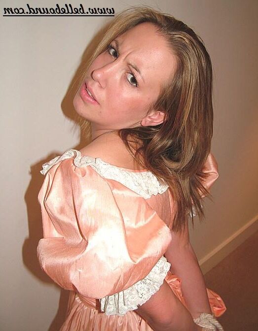 Chrissie amarrado em vestido rosa
