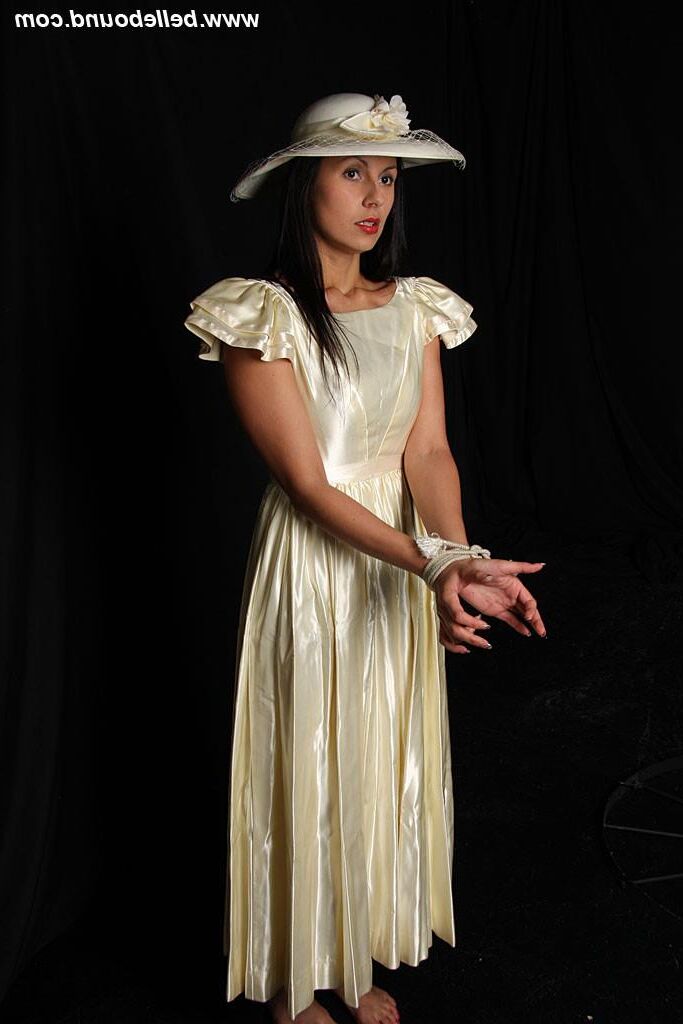Duo amarrado em vestido de marfim