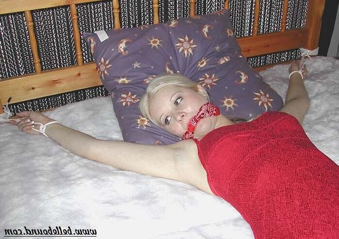 Kylie ligada à cama