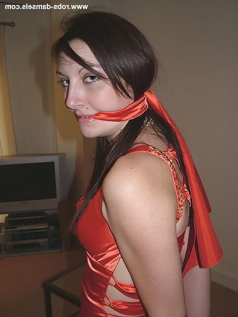 Manda marie amarrada em vestido de cetim laranja