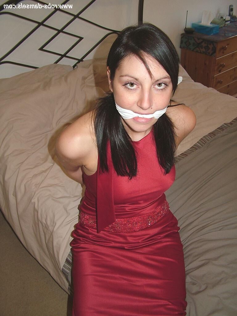 Manda marie amarrada de vestido