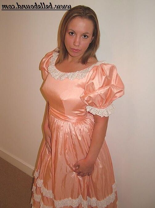 Chrissie amarrado em vestido rosa