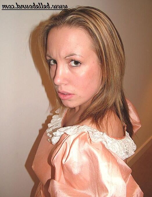 Chrissie amarrado em vestido rosa