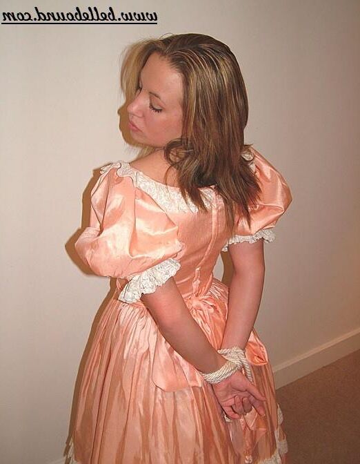Chrissie amarrado em vestido rosa