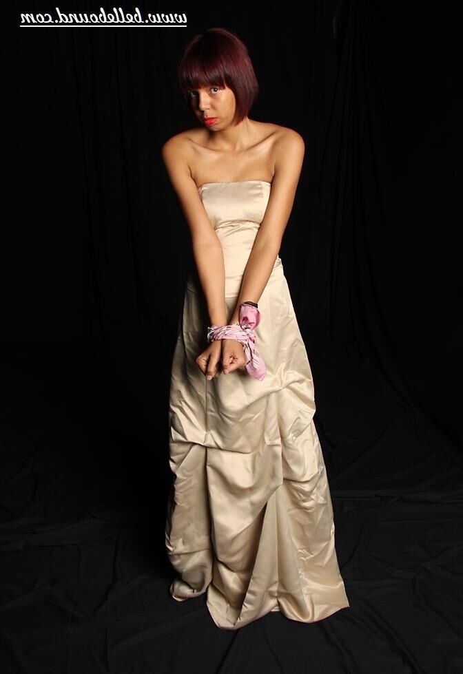 Chanti amarrado em vestido de marfim