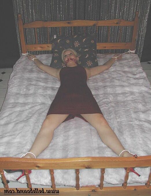 Kylie ligada à cama