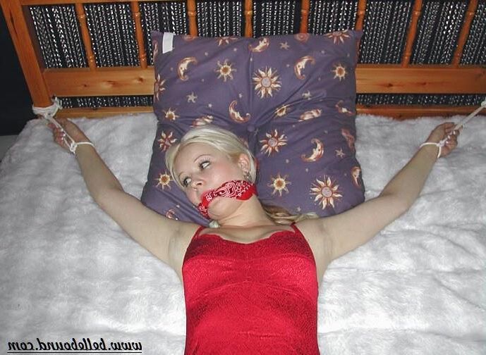 Kylie ligada à cama
