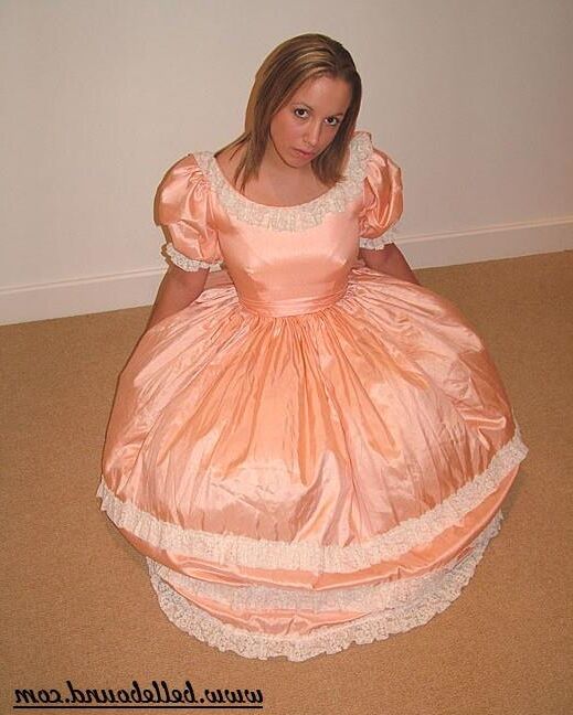Chrissie amarrado em vestido rosa