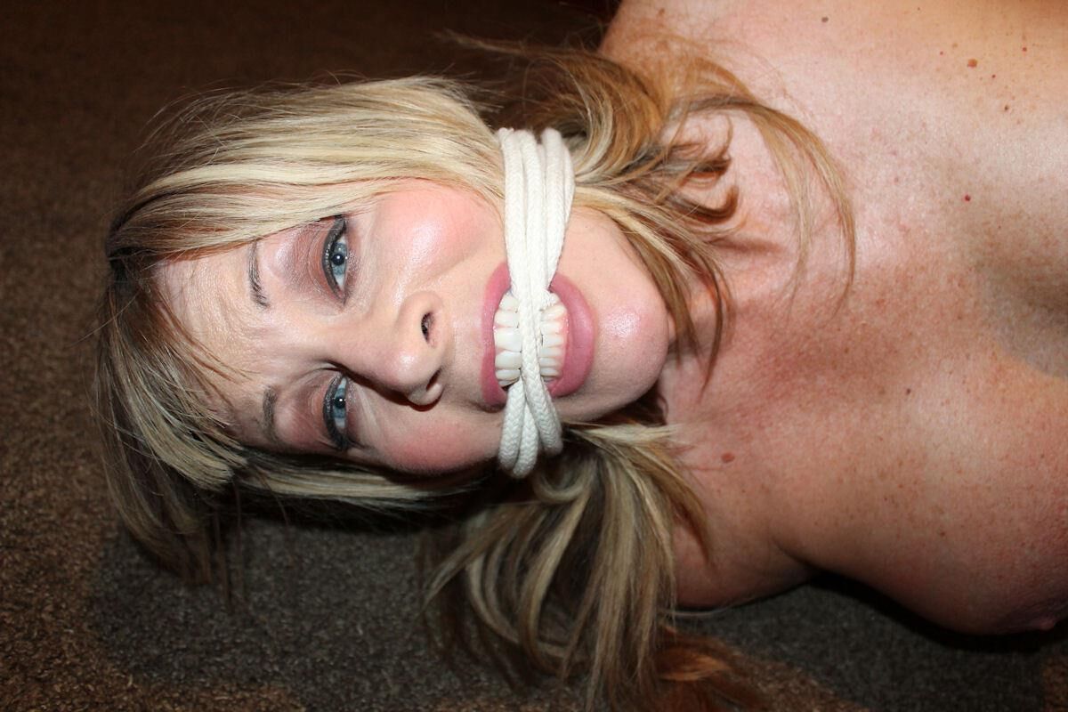 Énorme tit babe bâillonné