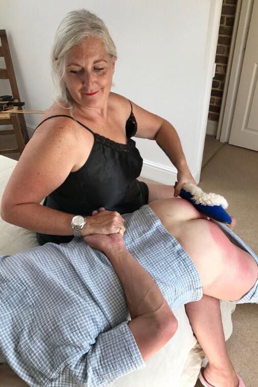 Vous devenez toujours dur lorsque la belle-mère vous fesse