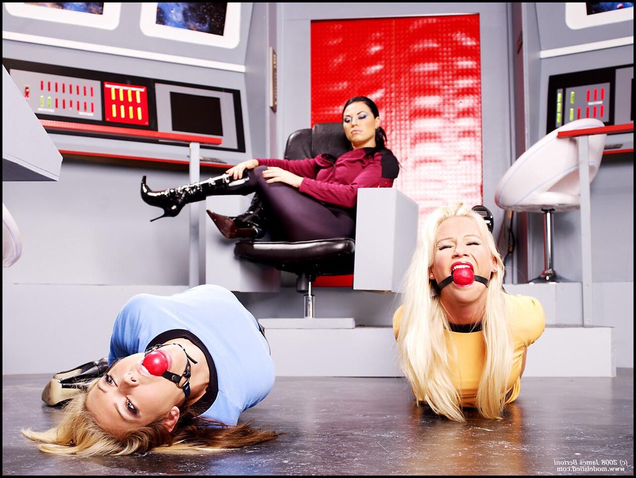 Spandex Bondage Gefesselt im Weltall