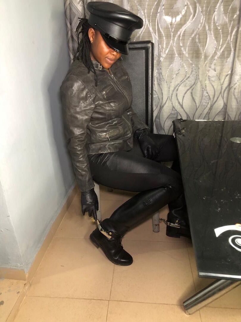 latex sperme noir