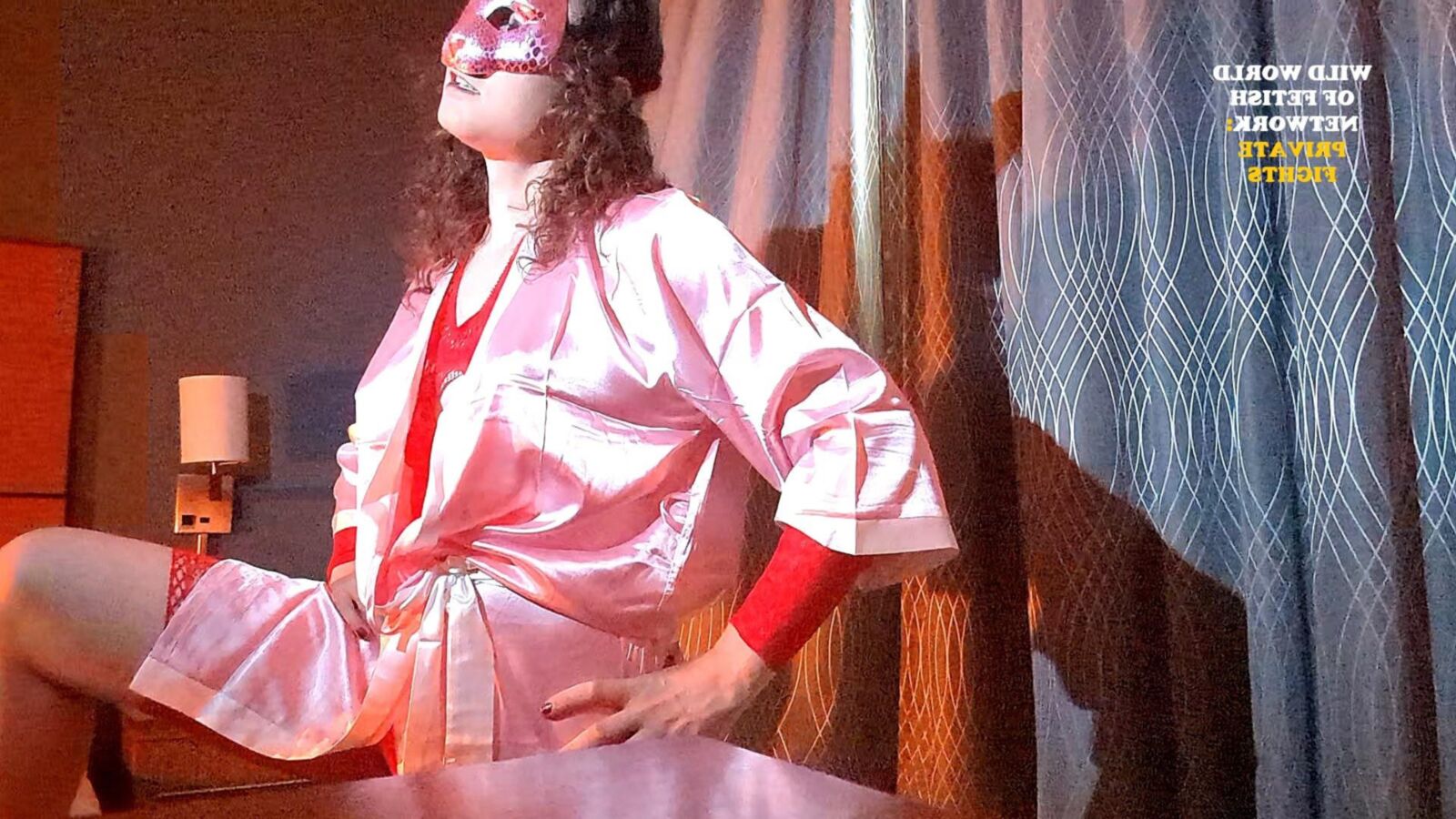 Gemischtes Sexkampf/Wrestling: Bunny gegen den Bären