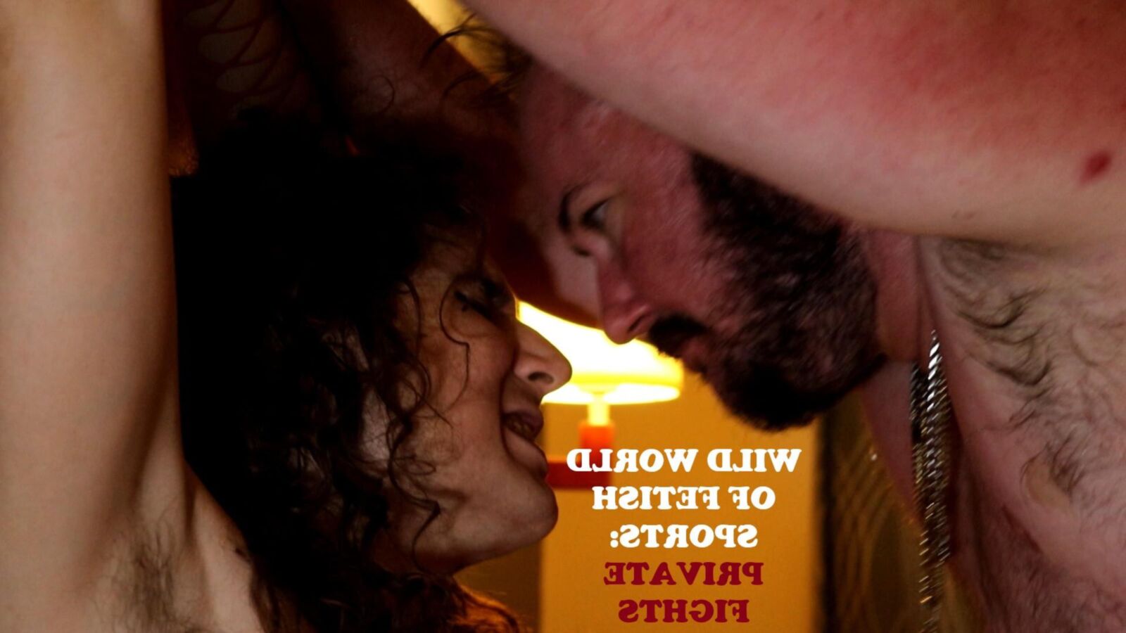 Gemischtes Sexkampf/Wrestling: Bunny gegen den Bären